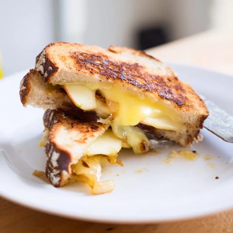 Caramelized Onion Apple Cheddar